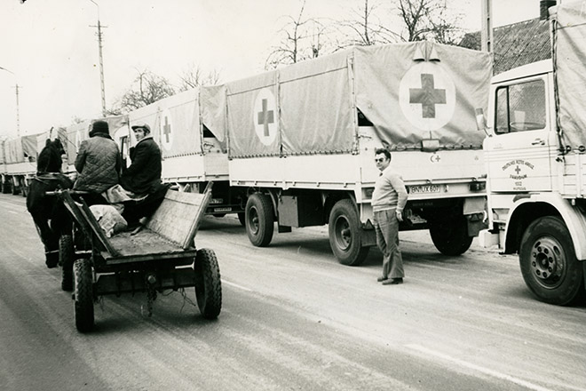 Hilfskonvoi mit Lastern und Perdewagen