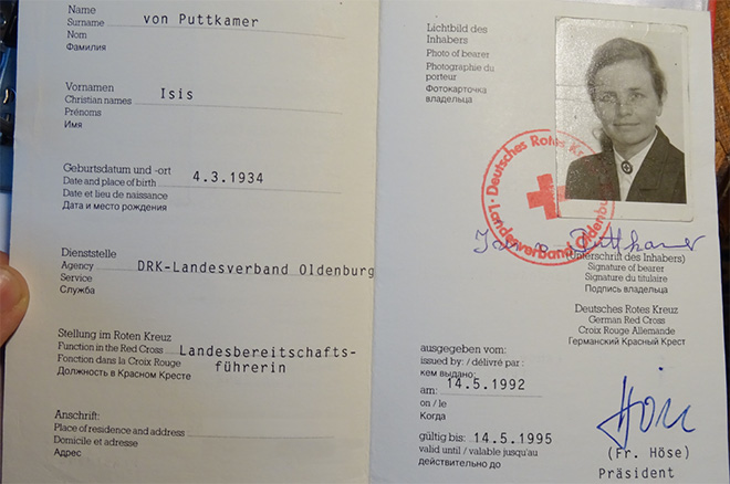 Foto: Dienstbuch mit Passfoto von Isis von Puttkamer 