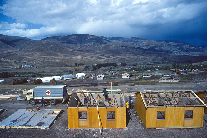 Aufbau von Behelfshäusern in Armenien 1989