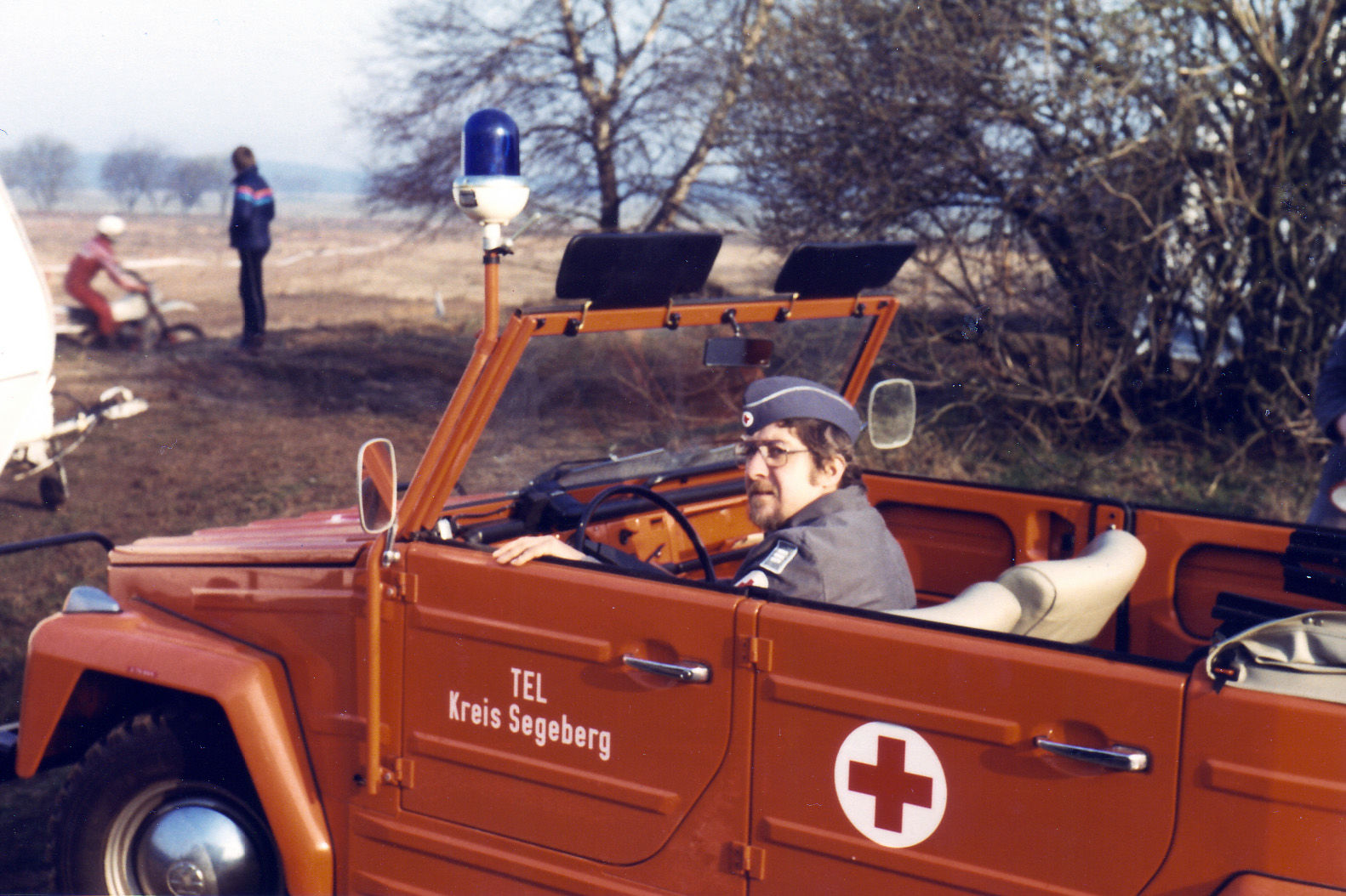 Rotkreuzler in Einsatzwagen in 70er Jahren