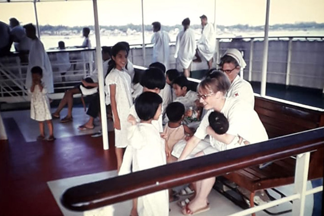 Foto: DRK-Schwester mit Patienten auf der MS Helgoland