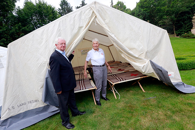 Waltraud Schröder in einem Zelt