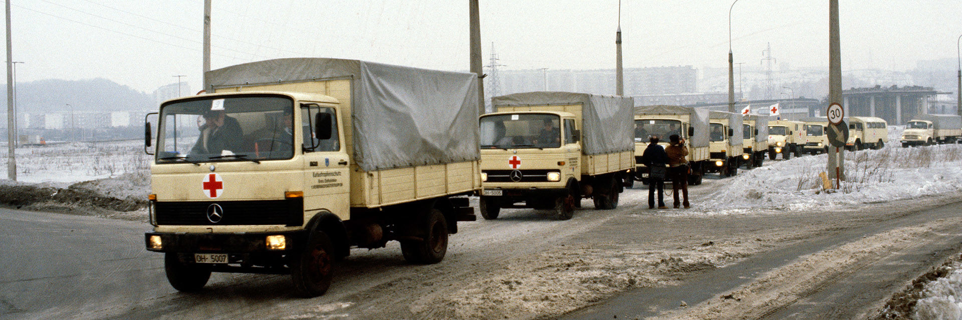 Hilfskonvoi mit Lastern im Schneematsch