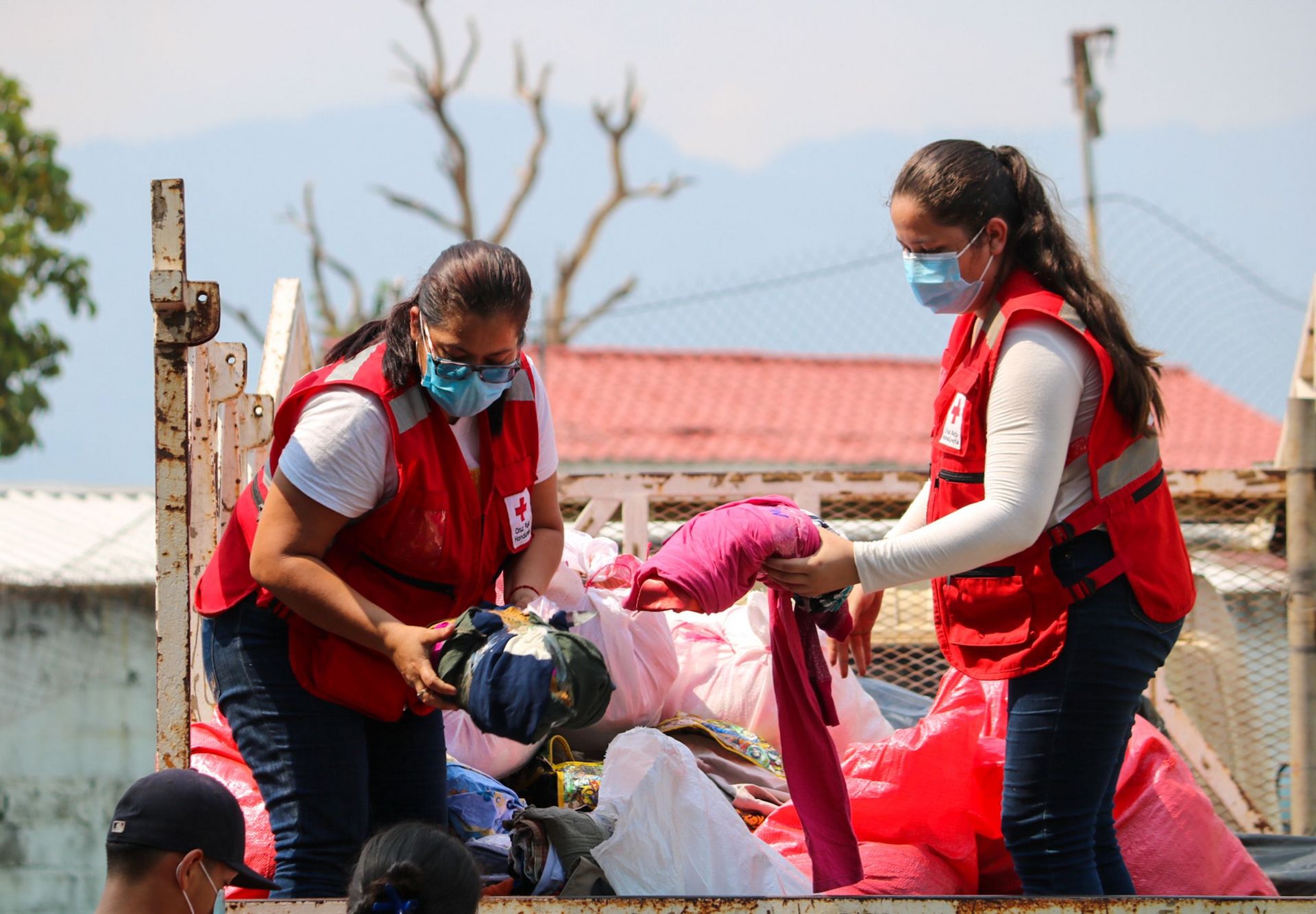 Auswirkungen des Hurrikans Eta in Honduras: Einsatz des Honduranischen Roten Kreuzes im Katastrophengebiet und Versorgung der betroffenen Bevölkerung mit Hilfsgütern, hier Textilien - November 2020