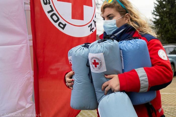 Das Polnische Rote Kreuz unterstützt Migranten an der Grenze zu Belarus