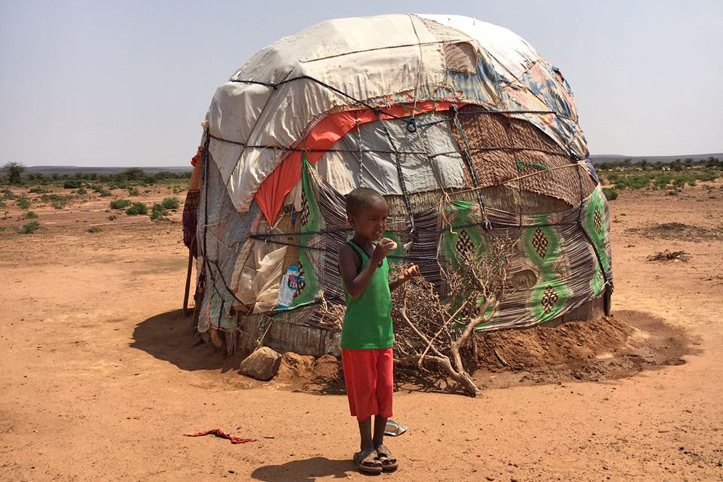 Junge vor Hütte in Somaliland