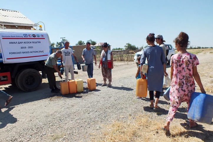 Menschen mit Wasserkanistern an Wasser-Truck