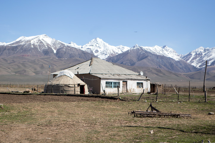 Haus vor schneebedeckten Bergketten 