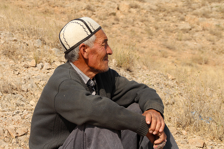 Älterer Kirgise sitzt auf Steppe