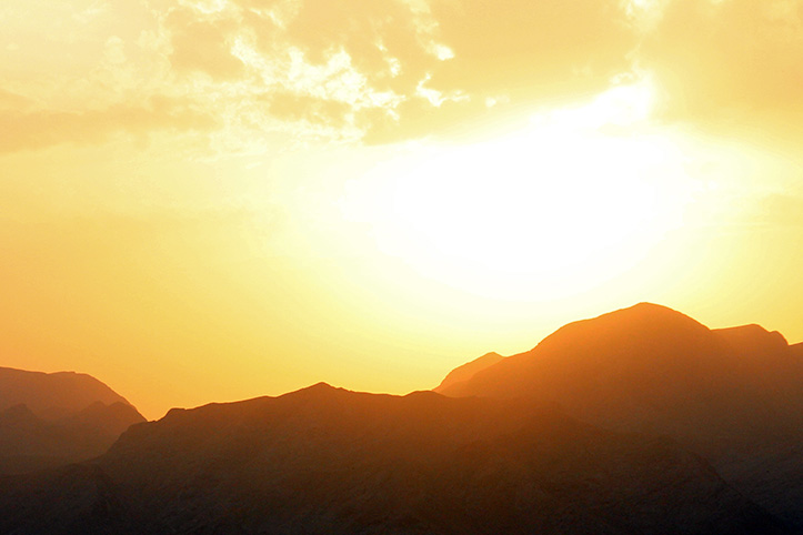 Sonne über kirgisischen Bergen