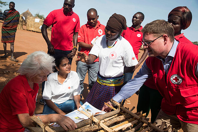 Donata Freifrau Schenck zu Schweinsberg in Uganda mit DRK-Mitarbeitern