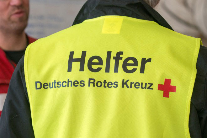 Migration, Fl¸chtlinge, Asyl, Allianz, Niederbayern, Deutsches Rotes Kreuz, BAMF, DRK, Camp, Zeltstadt, Operation Warteraum, Fl¸chtlingshilfe, Asylbewerber, Weste, Leuchtweste