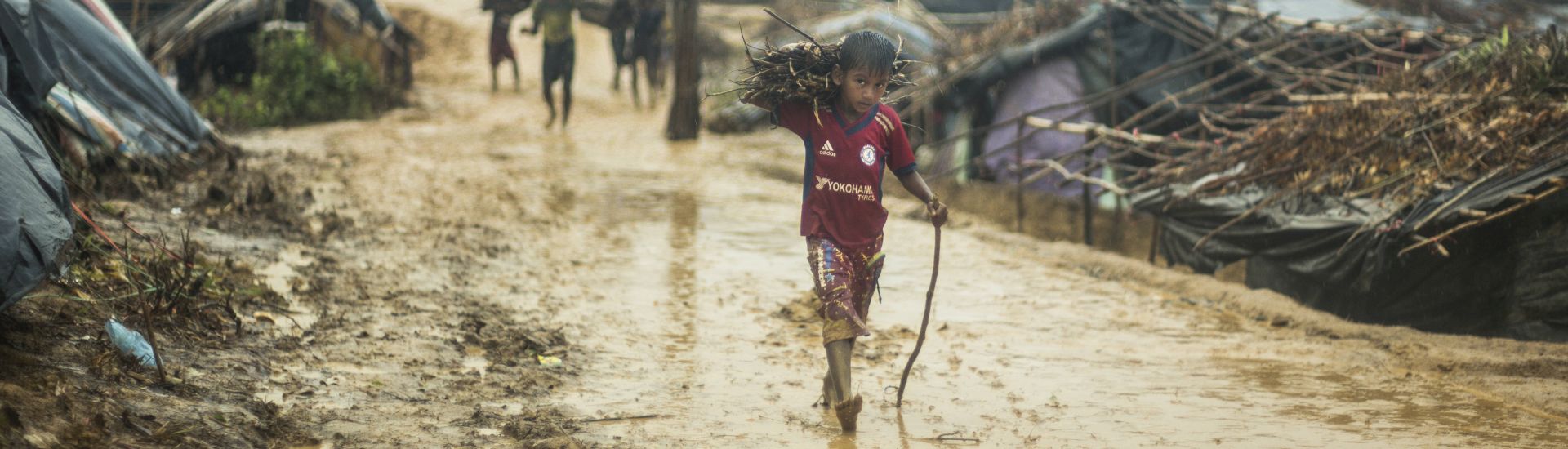 Flut in Bangladesch Junge bei Überflutung in Bangladesch