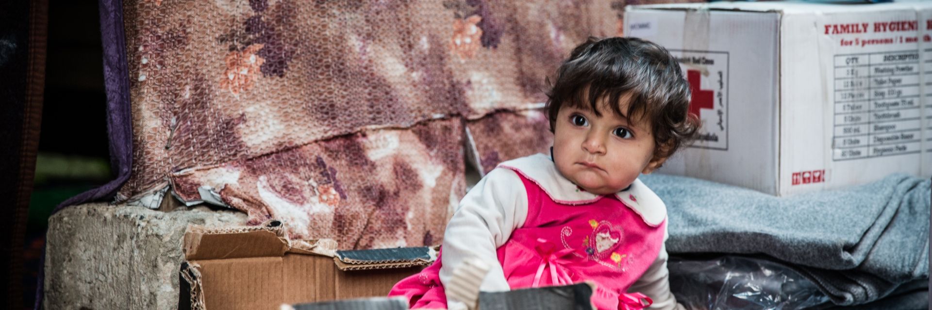 Ein kleines irakisches Mädchen im Karton