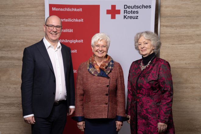 DRK-Präsidentin Gerda Hasselfeldt mit der neuen Vizepräsidentin, Dr. Gabriele Kriese, und dem neuen Vertreter der Wasserwacht im Präsidium, Bundesleiter Andreas Paatz. © Henning Schacht. DRK-Präsidentin Gerda Hasselfeldt mit der neuen Vizepräsidentin, Dr. Gabriele Kriese, und dem neuen Vertreter der Wasserwacht im Präsidium, Bundesleiter Andreas Paatz. © Henning Schacht.