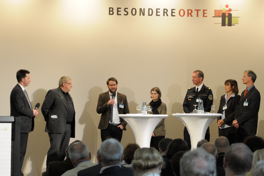 23. September 2015 - INKA Abschlusskonferenz: Vertretende des Konsortiums mit Matthias Max (Sachgebietsleiter Forschung im Bevölkerungsschutz)