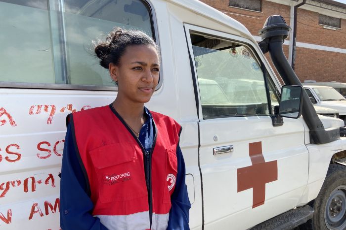 Mitarbeiterin des Äthiopischen Roten Kreuzes vor Ambulanzfahrzeug