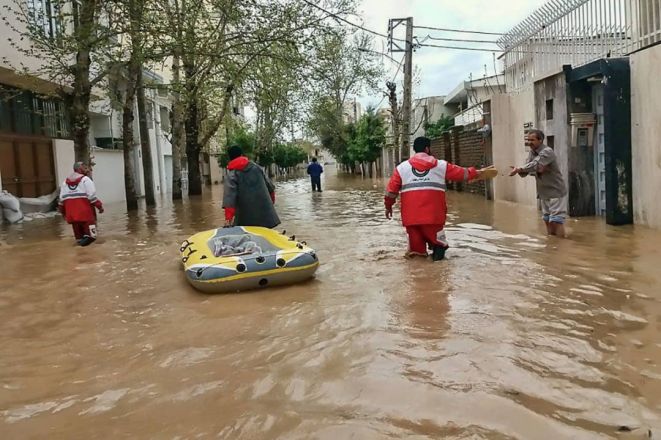 Helfer des Iranischen Roten Halbonds in den überfluteten Dörfern