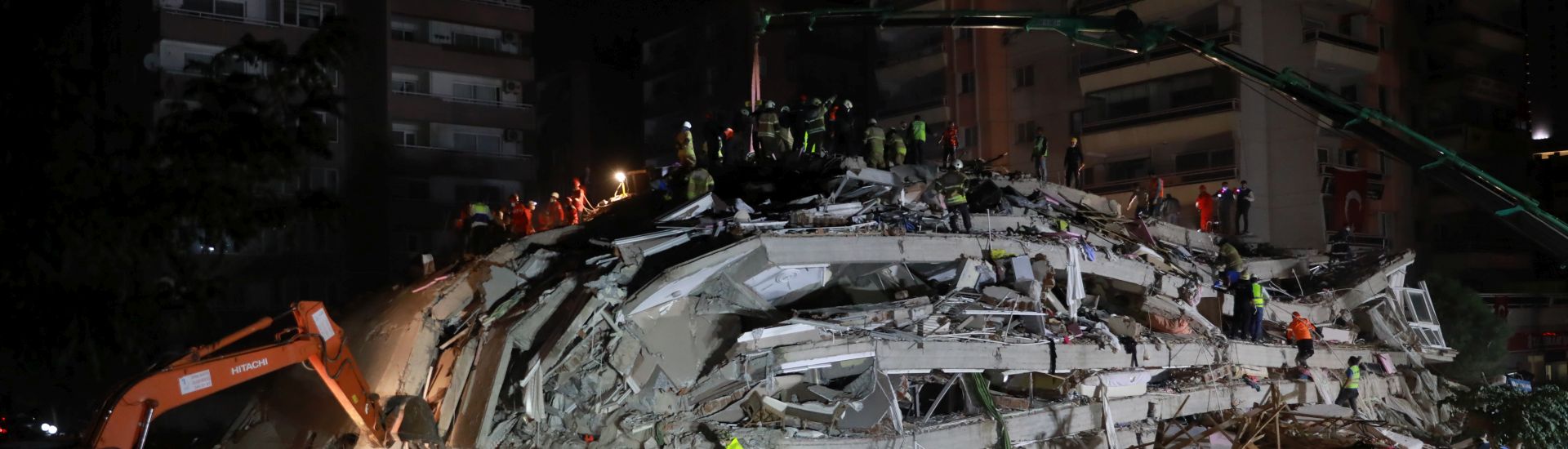 Trümmer und Helfer nach Erdbeben der Stärke 6,9 in der Ägäis