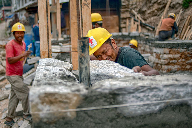 Erdbebenhilfe in Nepal nach 2015 Bauarbeiter des Nepalesischen Roten Kreuzes beim Bau einer Unterkunft