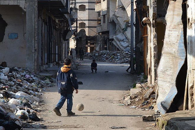 DRK-Beusch in Homs 2017 Syrische Kinder spielen Fußball in den Trümmern von Homs.