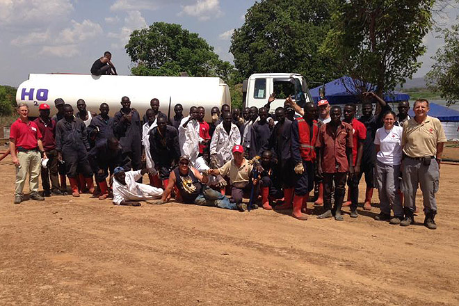 Wasseraufbereitung in Flüchtlingscamps in Uganda Dieter Mathes mit seinem Team in Uganda