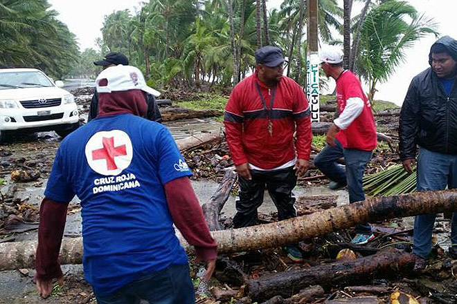 Mitarbeiter des Dominikanischen Roten Kreuzes räumen Trümmer von Straßen.