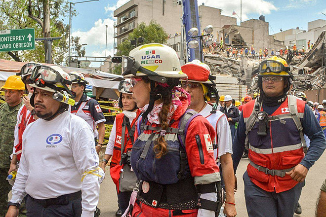 Helfer des Mexikanischen Roten Kreuzes gehen durch Erdbeben-Gebiet