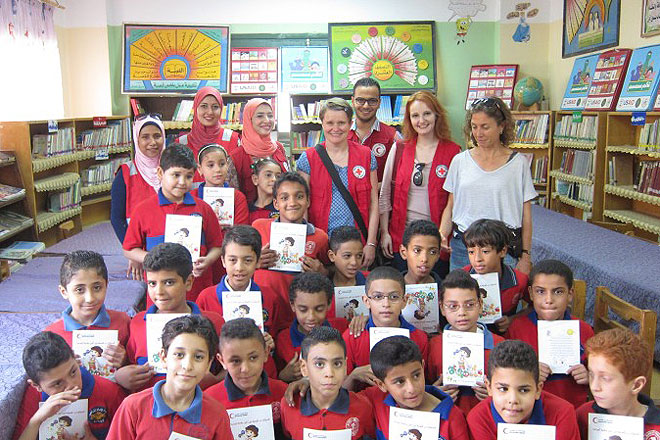 Bäumepflanzenm in Kairo Sabine Sauer mit Schulkindern aus Kairo