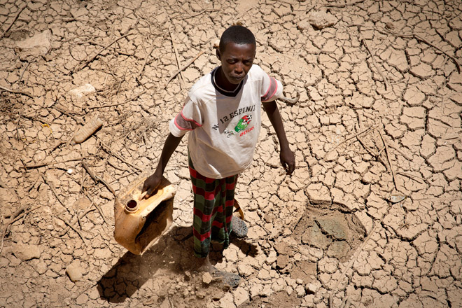 Hunger und Dürre in Afrika/Jemen Ein Somali auf verdörrtem Boden