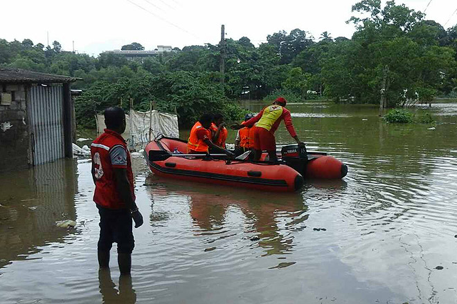 Hilfe in Sri Lanka nach schweren Überschwemmungen und Regenfällen Das Sri-lankische Rote Kreuz hilft der Bevölkerung nach schweren Überschwemmungen mit Booten des DRK