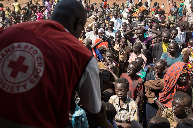Hilfsgütervergabe in einem Flüchtlingscamp im ugandischen Adjumani Hilfsgütervergabe in einem Flüchtlingscamp im ugandischen Adjumani