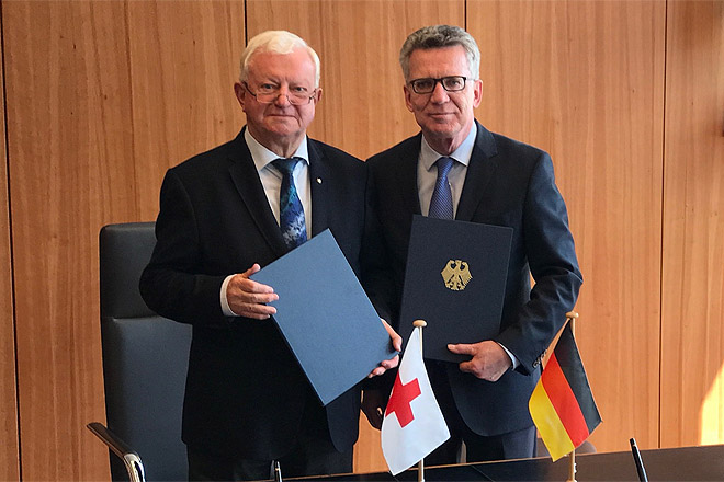 DRK-Präsident Dr. Rudolf Seiters und Thomas de Maiziere DRK-Präsident Dr. Rudolf Seiters und Thomas de Maiziere