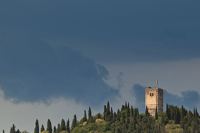 Was tun bei Gewitter Schwarze, schwere Gewitterwolken über einem Ort in Italien