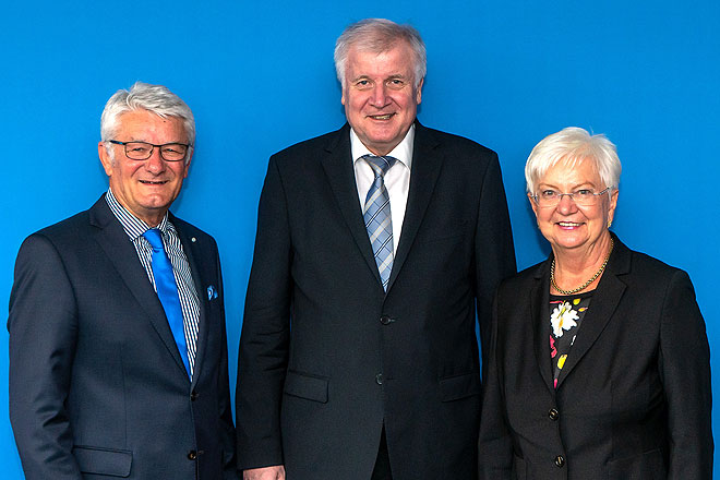 Horst Seehofer lobt ehrenamtliche Helfer Theo Zellner, Horst Seehofer und Gerda Hasselfeldt
