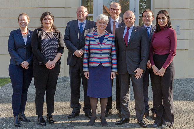 Besuch des Syrischen Arabischen Roten Halbmonds beim Deutschen Roten Kreuz Mitglieder des Deutschen Roten Kreuzes und des Syrischen Arabischen Roten Halbmonds haben sich in Berlin getroffen, um den Ausbau der gemeinsamen Zusammenarbeit zu besprechen.