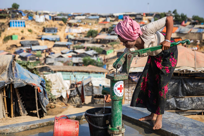 Ein Jahr Flucht aus Myanmar Eine Frau aus Rakhine in einem Flüchtlingslager in Bangaldesch