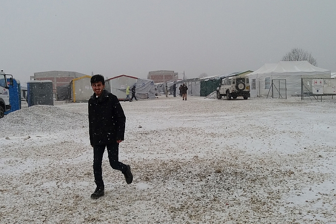 Softex/Kordelio camp, northern Greece, 10 January 2017. Northern Flüchtling im Schnee vor Camp