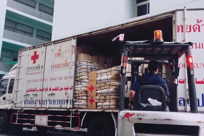 Lastwagen mit Hilfsgütern in Thailand