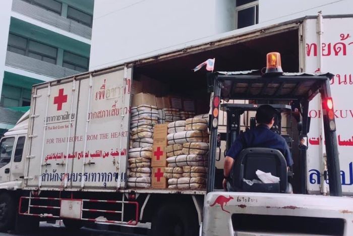 Verladung von Hilfsgütern in Thailand Lastwagen mit Hilfsgütern in Thailand
