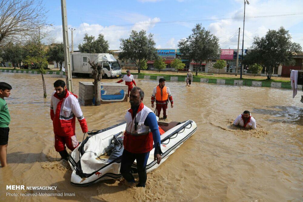 Iranischer Roter Halbmond im Rettungseinsatz nach Überflutung 