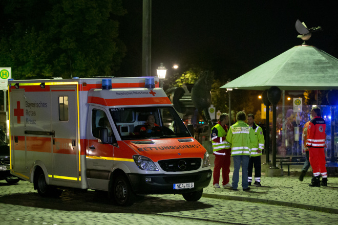 DRK-Einsatzfahrzeug und Einsatzkräfte nach Selbstmordattentat in Ansbach