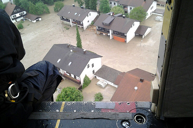 Blick auf überflutetes Dorf aus dem Hubschrauber