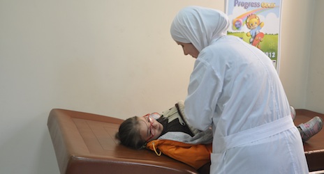 Behandlung eines neunjährigen Mädchens in syrischem Gesundheitszentrum.