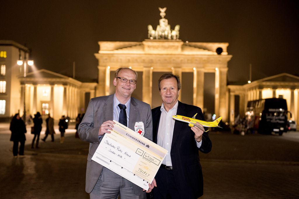TUIfly-Geschäftsführer Friedrich Keppler (r.) übergibt den Spendenscheck an Christof Johnen, Leiter des DRK-Auslandshilfe.
