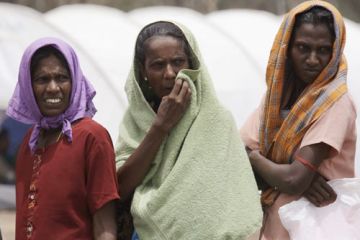 Tamilische Frauen warten auf Essensverteilung im Lager "Menik Farm"