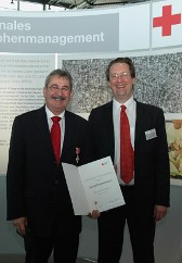Foto: Graf Waldburg-Zeil verleiht das DRK-Ehrenzeichen an Gerold Reichenbach.