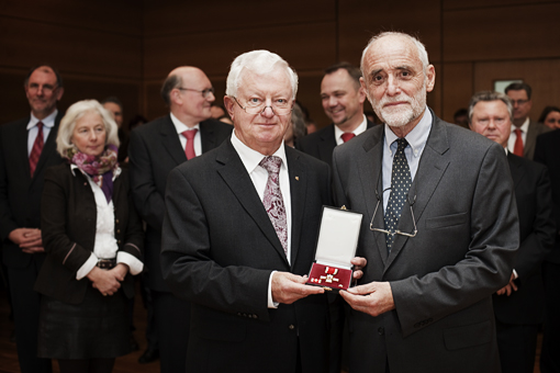 IKRK-Präsident Dr. Jakob Kellenberger erhält von DRK-Präsident Dr. Rudolf Seiters das Ehrenzeichen in Gold.