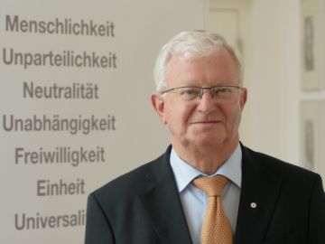 Dr. Rudolf Seiters mit den sieben Grundsätzen des Roten Kreuzes.