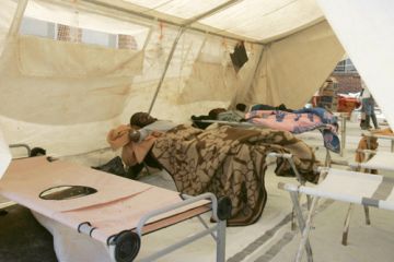 Foto: Krankenliegen in einem Zelt – davon sind zwei mit Cholera-Patienten belegt